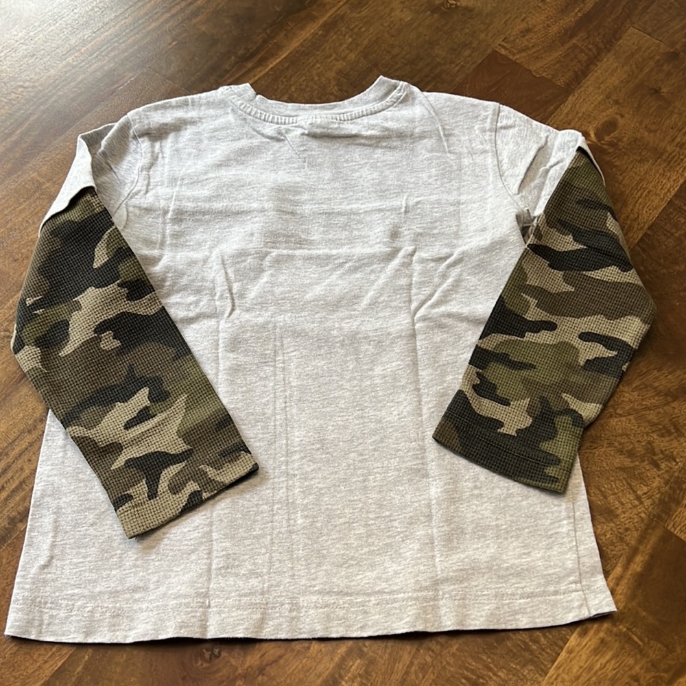 CRAZY 8. Fatigue Sleeves. Boys Tee.  Size S (5/6) - Picture 2 of 3